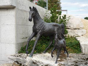 pferd_mit_fohlen_statue